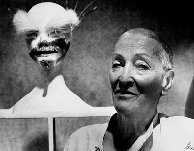 Retrato de la pintora y escultora alemana Meret Oppenheim (foto en b/n) de Karl Heinz Bast
