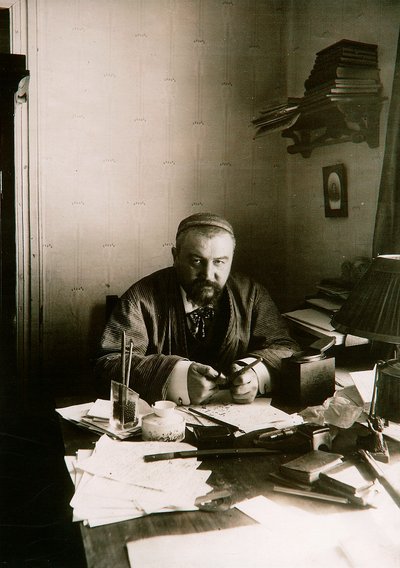 Alexander Kuprin, autor ruso, en su escritorio, Gatchina, Rusia, principios del siglo XX de Karl Karlovich Bulla