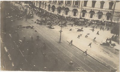 Tropas del gobierno disparando a manifestantes, 4 de julio de 1917, 1917 de Karl Karlovich Bulla