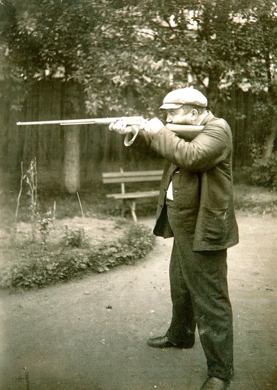 Autor ruso Alexander Kuprin disparando, Gatchina, Rusia, principios del siglo XX de Karl Karlovich Bulla