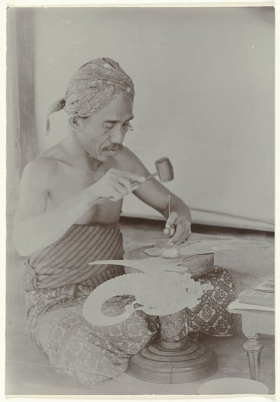 Hombre javanés usa martillo e instrumentos para crear una imagen que se asemeja a una figura humana de Kassian Cephas