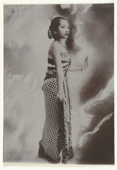 Retrato de estudio de una bailarina javanesa con efectos de luz de fondo Retrato de estudio de una joven javanesa en una pose de baile de Kassian Cephas