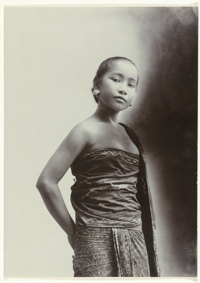 estudio, retrato, de, un, javanés, mujer Retrato de estudio de una joven mujer javanesa en un sarong con un motivo batik de Kassian Cephas