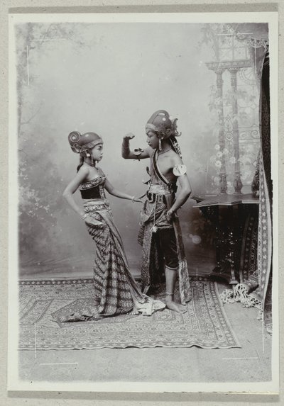 Retrato de estudio de dos bailarines javaneses con ropa tradicional y maquillaje de Kassian Cephas
