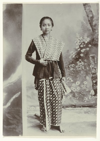 Retrato de estudio de una joven mujer javanesa en un sarong batik y una camisa a cuadros de Kassian Cephas