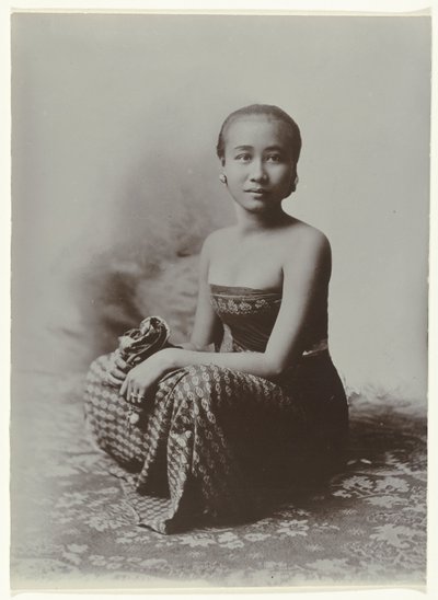 Retrato de estudio de una joven javanesa sentada con un sarong con un motivo batik de Kassian Cephas