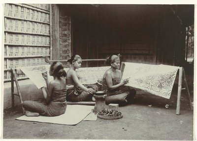 Tres mujeres javanesas dibujando diseños batik sobre tela Tres mujeres javanesas en sarong hacen patrones de batik en tela de Kassian Cephas