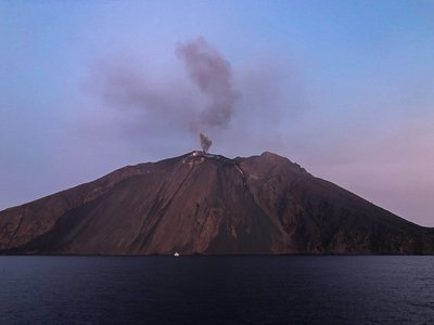 Stromboli bajo vigilancia 2019 de Katha Wood
