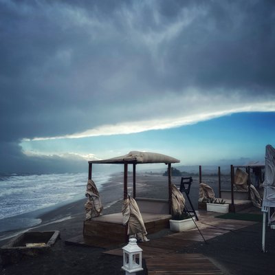 Surrealista Cielo Tormentoso Playa de Invierno de Katha Wood