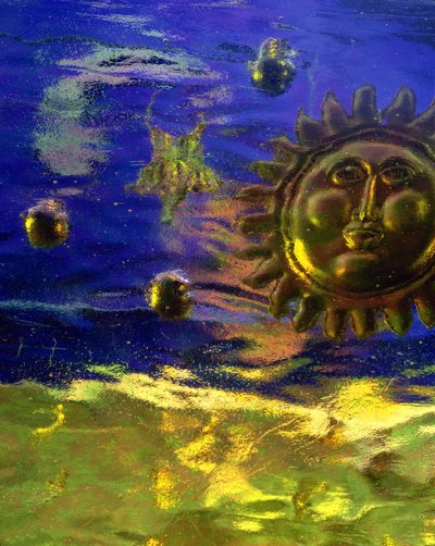 Sol azul y dorado de Katherine Fawssett