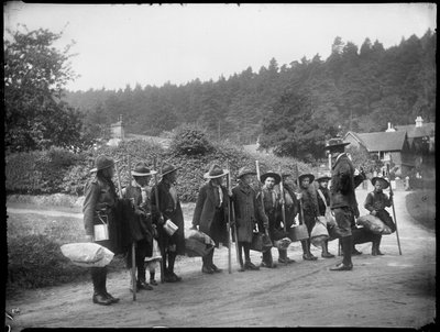 Holmbury St Mary, Shere, Guildford, Surrey, 23/05/1912 (foto en blanco y negro) de Katherine Jean Macfee