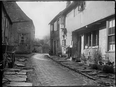 Old George Yard, Burford, Oxfordshire, 22 de abril de 1924 - 06 de mayo de 1924 (foto en blanco y negro) de Katherine Jean Macfee