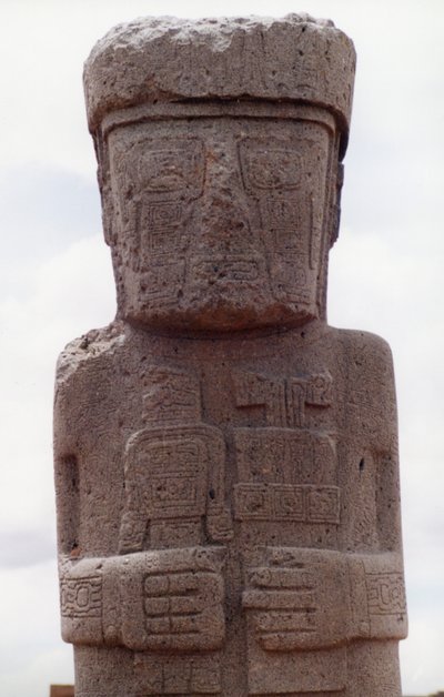 Monolito de Ponce en pie en Kalasasay, la zona del templo del yacimiento precolombino, construido entre los siglos VIII y X d.C. (foto) (véase también 138751) de Katie Attenborough