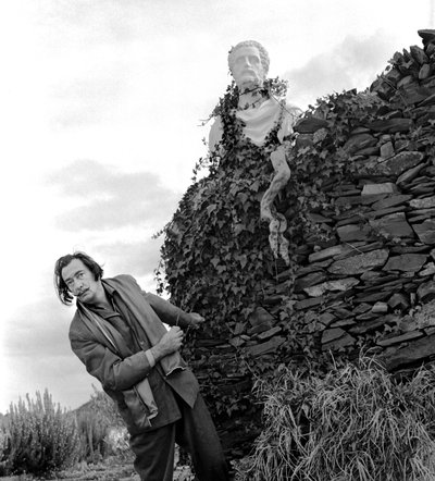 Salvador Dali in Port Lligat, Noviembre 1957 (b/w photo) de Alec Hunter