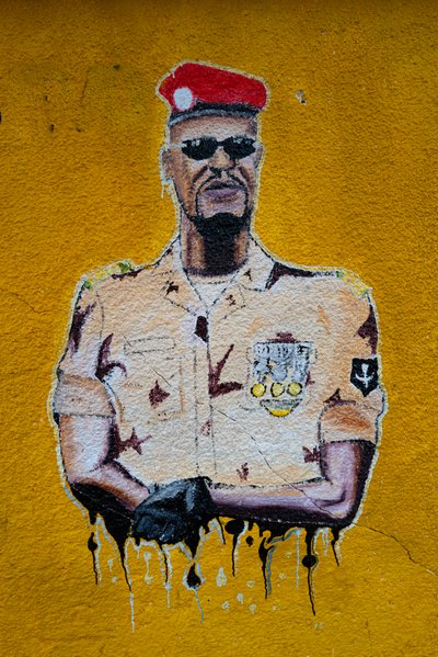 Retrato de arte callejero de Mamadi Doumbouya, Conakry, 2019 de Alec Hunter