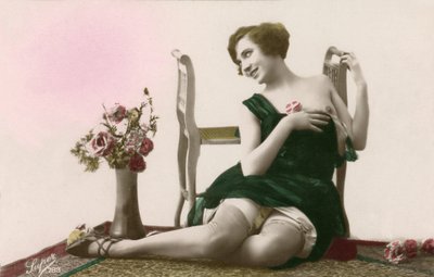 Mujer con vestido verde, c. principios de 1900 (postal) de Alec Hunter