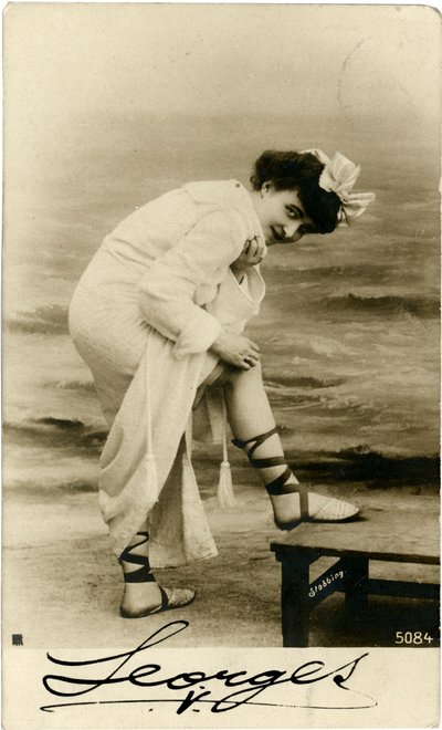 Mujer en la playa, c. principios de 1900 (postal) de Alec Hunter