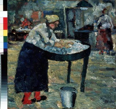 Una lavandera (Una lavandera). En un patio, una mujer inclinada sobre una tina elevada, ocupada lavando ropa, con un balde de metal a sus pies. Al fondo, otras mujeres realizando actividades complementarias, calentando agua, planchando. Impresión de Kazimir Severinovich Malevich