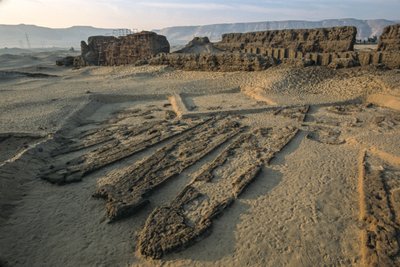 Abydos, embarcaciones de tablones de madera de 5.000 años de antigüedad en tumba de adobe, Dinástico temprano, 2005 (foto) de Kenneth Garrett