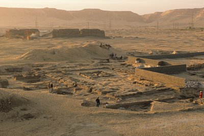 Abydos, Vista general del recinto ceremonial del faraón Aha de la I dinastía, hacia 2950 a.C.,..., 2005 (foto) de Kenneth Garrett