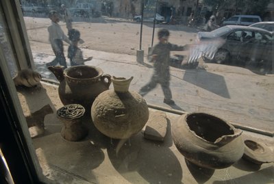 Afganistán; Herat; venta de antigüedades; escaparate; escena callejera, mm7167, Mendi..., 2004 (foto) de Kenneth Garrett
