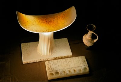 Cabecera de alabastro de Tetiankhkem y tablilla de ofrendas de los siete óleos sagrados,Reino Antiguo, 2002 (foto) de Kenneth Garrett
