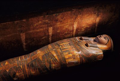 Ataúd antropoide de Lady Taberu., 2002 (foto) de Kenneth Garrett