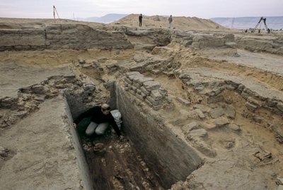 Arqueólogos excavan los restos de una mujer enterrada en un ataúd de madera junto al..., 2005 (foto) de Kenneth Garrett