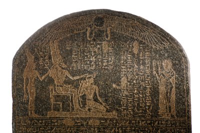 Estela de coronación de Aspelta, Dios Amón con cabeza de carnero y Mut, Periodo Napatan, Reino de..., 2007 (foto) de Kenneth Garrett