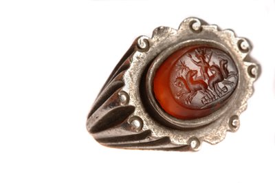 Fiebre del oro búlgara, Nicholai Ovtcharov, artefactos de Perperikon, anillo de Ptolomeo, carnelli..., 2006 (foto) de Kenneth Garrett