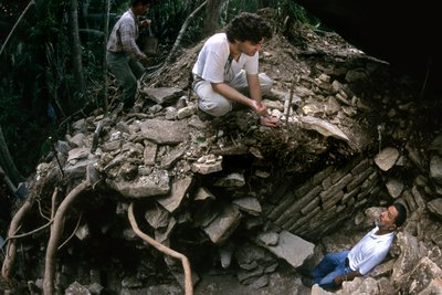Cancuen, Guatemala, Arthur Demarest, Rudy Larios, Maya, palacio, Periodo Clásico, Peten, 2004 (foto) de Kenneth Garrett