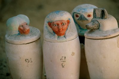 Tarros canopos de Pakerdemamon con tapones de los cuatro hijos de Horus, Hapy, Duamutef,..., 2002 (foto) de Kenneth Garrett