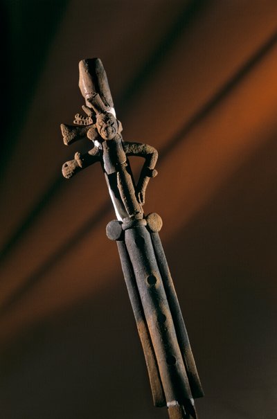 Flauta de cerámica, artefacto de la casa de un noble en Aguateca, capital maya AD 700 -800, Guatemala, 2006 (foto) de Kenneth Garrett