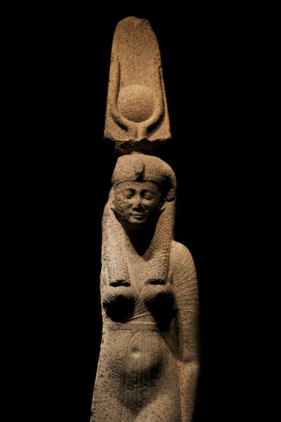 Cleopatra; La búsqueda de la última reina de Egipto; Catálogo de la exposición; página 107; Cleopat..., 2011 (foto) de Kenneth Garrett