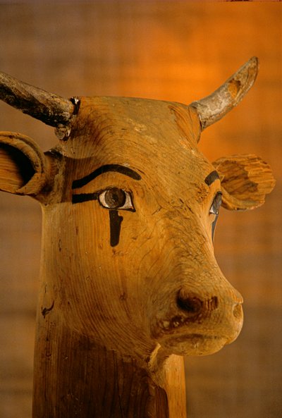 Escultura de cabeza de vaca, KV35; Amenhotep II, 2009 (foto) de Kenneth Garrett