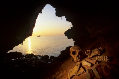 DOH, neandertales, cráneo de mujer, herramientas de lasca, huesos de íbice, cueva de Gorham, Giibralter de Kenneth Garrett