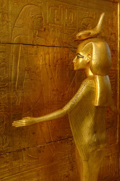Detalle de la diosa Selket rodeando el santuario para vasos canopos, madera con estuco, dorado..., 2009 (foto) de Kenneth Garrett