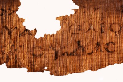 Detalle de la página final del Evangelio de Judas, la última línea del texto reza "El Go..., 2006 (foto) de Kenneth Garrett