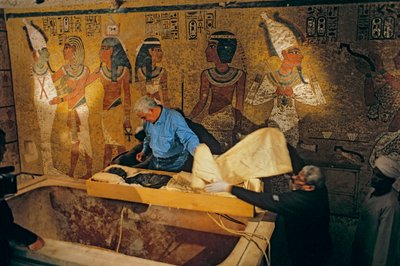 El Dr. Zahi Hawass y todo el equipo de investigación egipcio sacan la momia del Rey Tut de su tumba..., 2005 (foto) de Kenneth Garrett