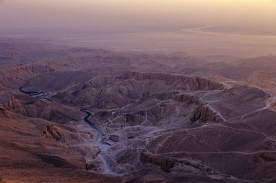 Valle de los Reyes de Egipto, cerca de Luxor, río Nilo al fondo, Nuevo Reino, Egipto, 2001 (foto) de Kenneth Garrett