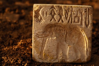 Sello de elefante, artefacto; Civilización del Oxus; Turkmenistán; Arqueología; Victor Sarian..., 2004 (foto) de Kenneth Garrett