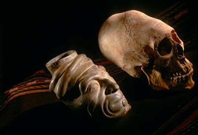 Imperios del Sol; Bolivia; pueblos indígenas; Andes; Tiwanaku; Deformación craneal de..., 2002 (foto) de Kenneth Garrett