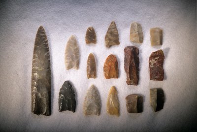 Primeros Americanos; puntas Clovis; Blackwater Draw; Nuevo México; sitio tipo para Clovis, 2000 (foto) de Kenneth Garrett