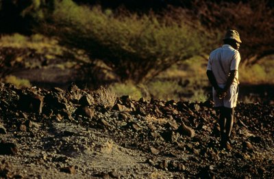 Cazador de fósiles, Kamoya Kimeu, líder de la Banda de los Homínidos, 2008 (foto) de Kenneth Garrett