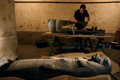 Reconstrucción de fragmentos de la base del sarcófago de Senqed, Reino Nuevo, 2002 (foto) de Kenneth Garrett