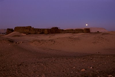 Luna llena poniéndose sobre Shunet de Khasekhemuy, Abydos, Egipto, 2005 (foto) de Kenneth Garrett
