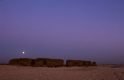 Luna llena poniéndose sobre Shunet de Khasekhemuy, Abydos, Egipto, 2005 (foto) de Kenneth Garrett