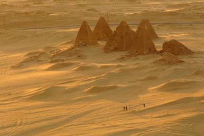 Gebel Barkal,Complejo de templos, faraón Taharka, templo Mut, B300, ciudad de Kareima, ri... del Nilo, 2007 (foto) de Kenneth Garrett