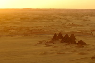 Gebel Barkal,Complejo de templos, faraón Taharka, templo Mut, B300, ciudad de Kareima, ri... del Nilo, 2007 (foto) de Kenneth Garrett