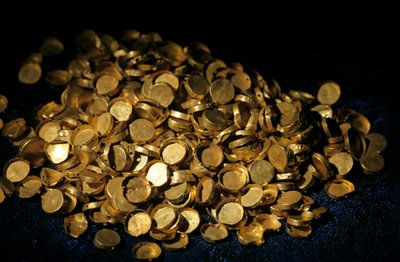 Objetos de oro del hallazgo de Tillya Tepe, seis tumbas de nómadas bactrianos; descubiertas en 19..., 2004 (foto) de Kenneth Garrett
